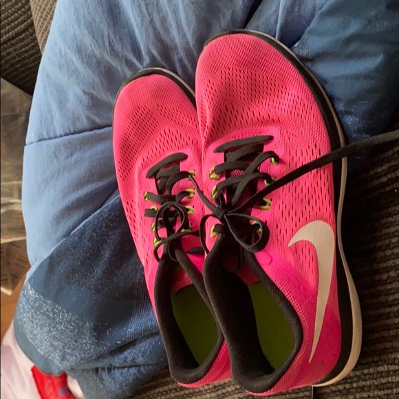 Women’s Nike running shoes - Picture 2 of 3